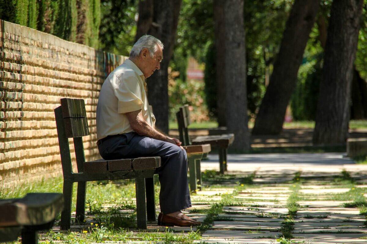 Anziano si suicida durante sfratto | La solitudine che nessuno vede - 