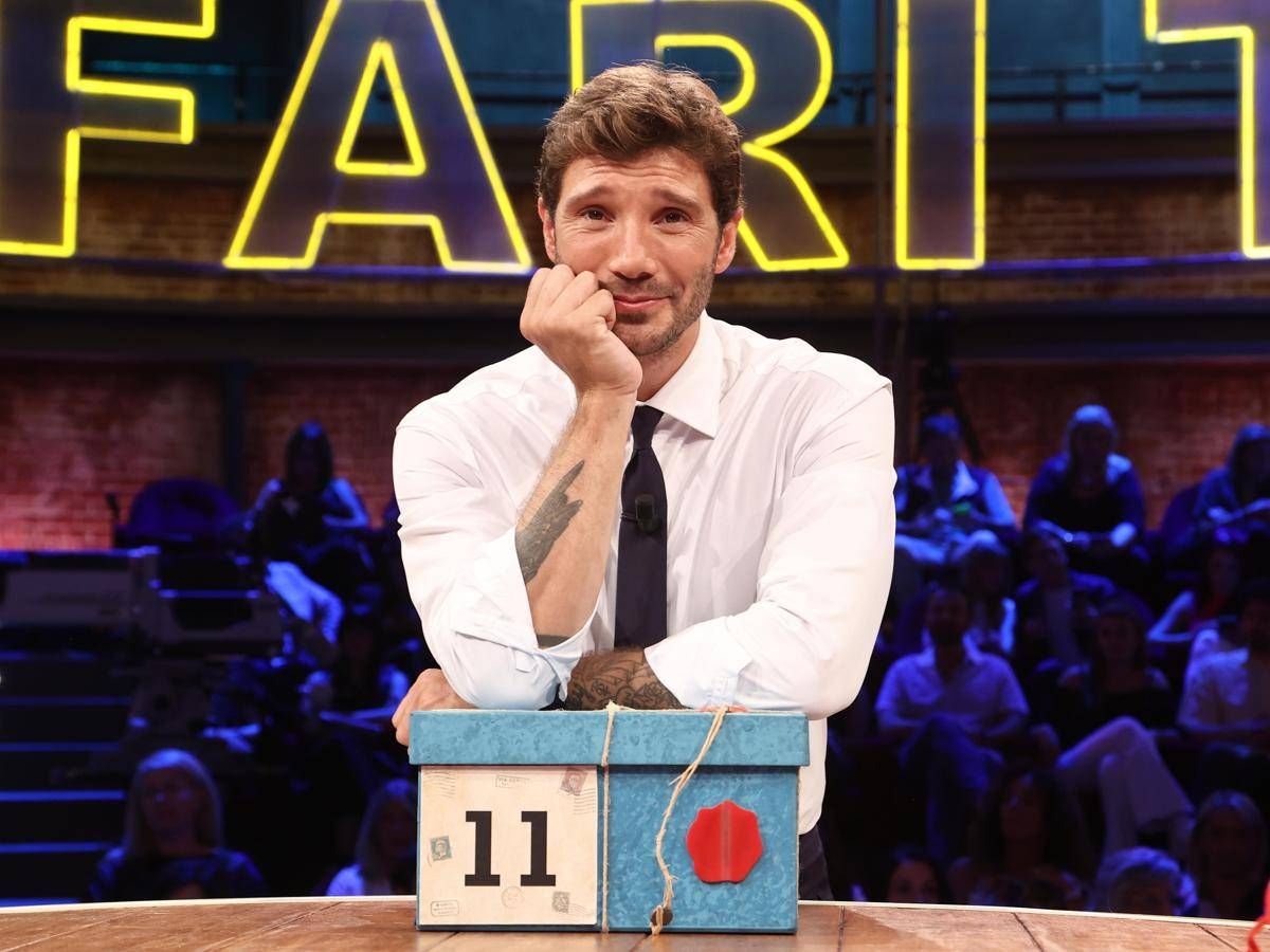 Stefano De Martino compie 36 anni, festa in diretta ad 'Affari Tuoi' - 