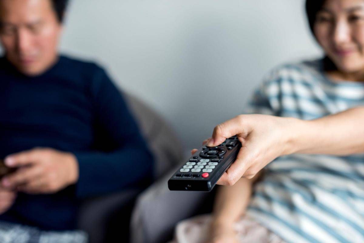 Ascolti tv, 'Montalbano' vince la prima serata. De Martino accorcia le distanze da Scotti - 