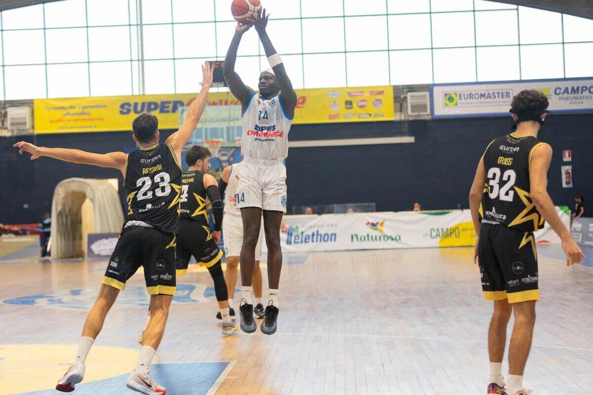 Emmanuel Adeola sorprende con 21 punti | La Virtus Ragusa ha finalmente trovato il suo asso! -