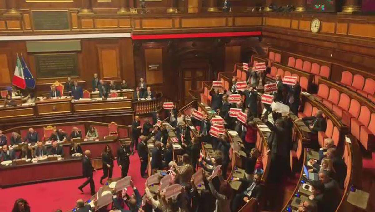 Giustizia, i cartelli dell'opposizione in Senato: "No ai pieni poteri" -