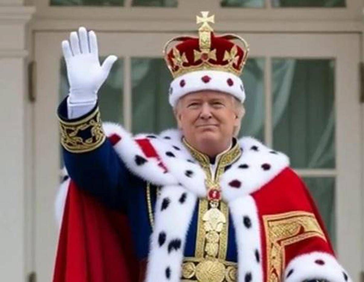Trump 'trolla' i manifestanti, il video con il presidente-re -