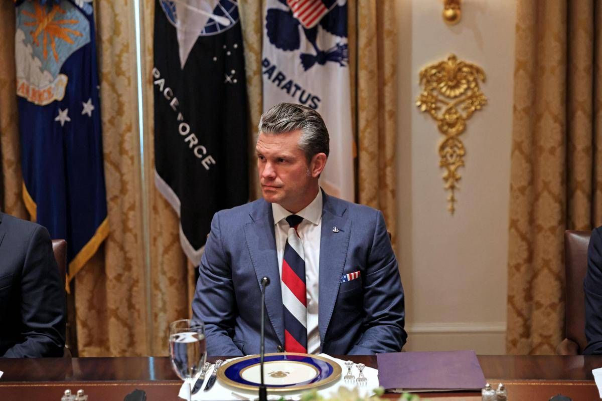 Zelensky da Trump, la cravatta 'sospetta' di Hegseth fa discutere -