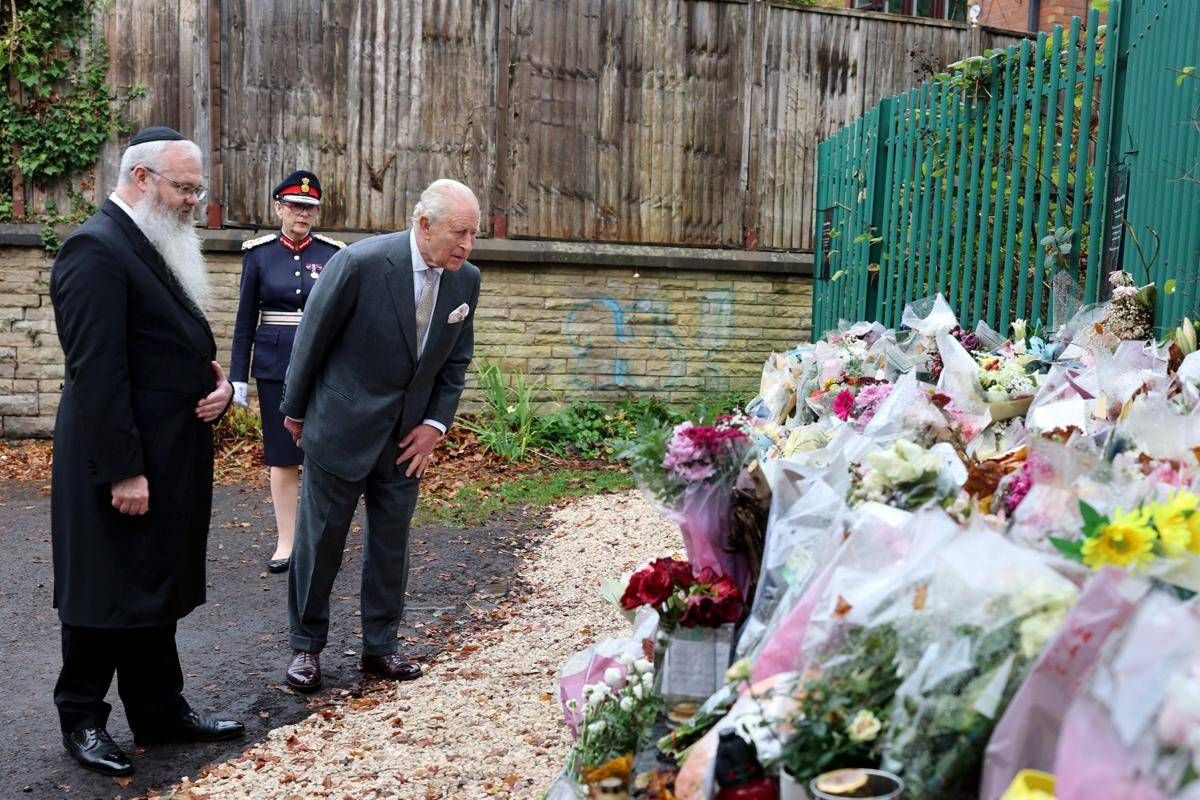 Attacco sinagoga Manchester, re Carlo visita luogo attentato -