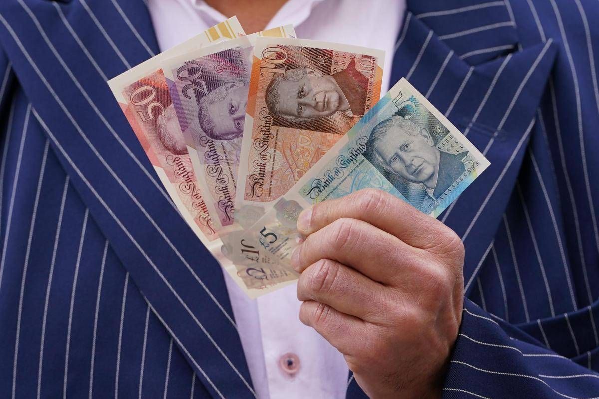 Banconota da 5 sterline di Re Carlo venduta a 2.800: ecco come riconoscerle - 