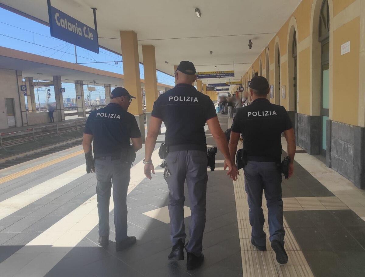 La Polizia di Catania recupera uno zaino dimenticato | Scopri come un turista ha rischiato di perdere 3.500 euro! -