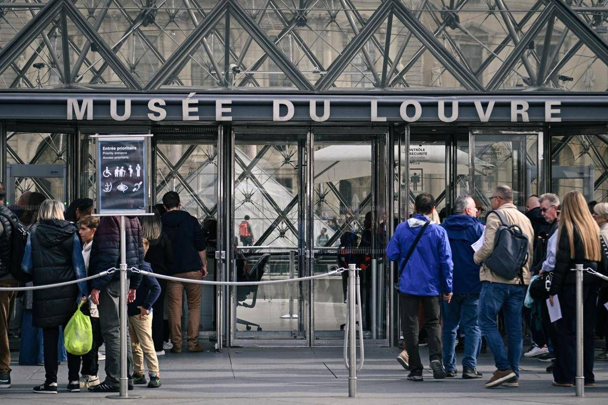 Furto dei gioielli della corona al Louvre, fermati due sospetti - 