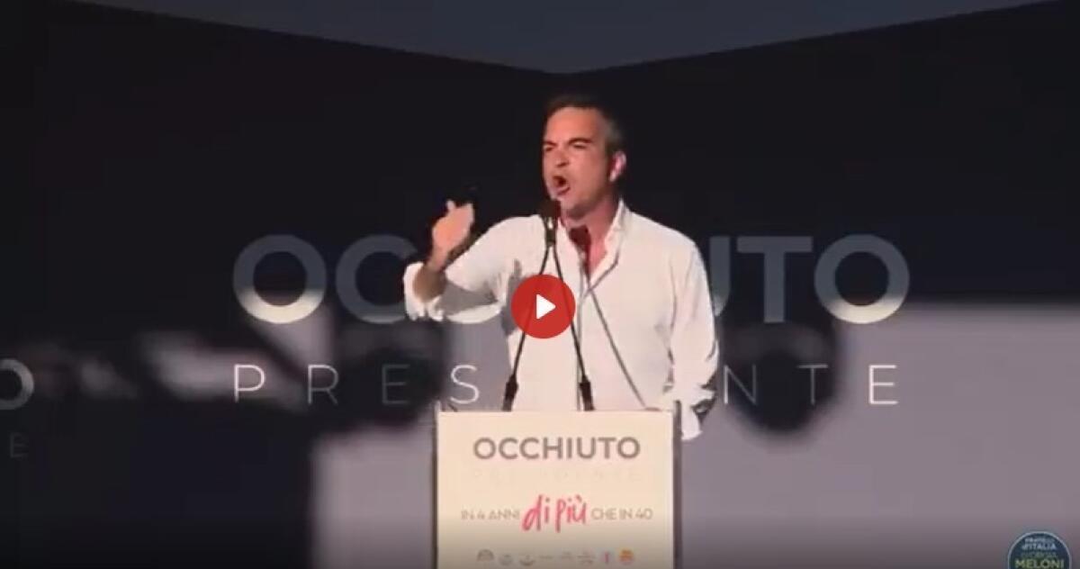 Lapsus clamoroso | Occhiuto confonde Conte con l'allenatore, il pubblico non trattiene le risate! - 