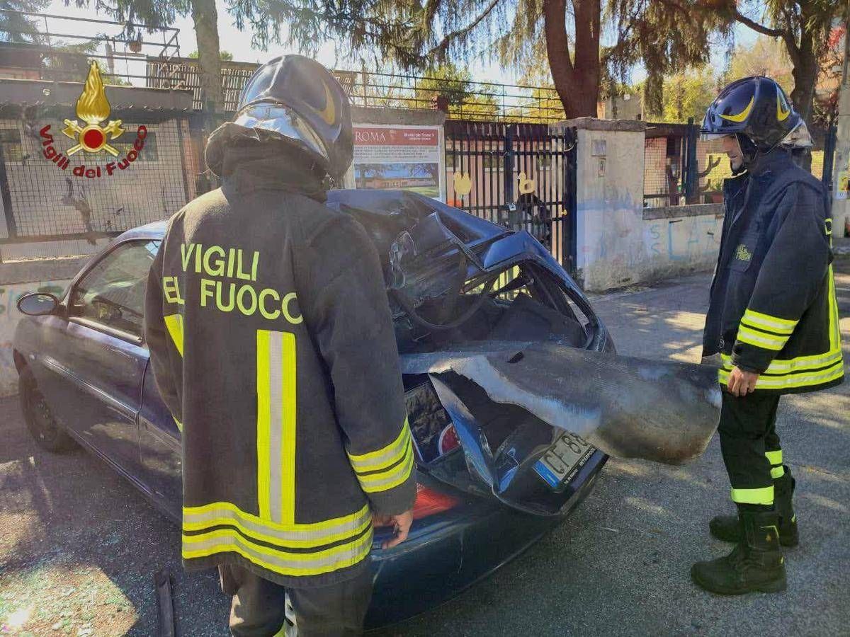 Roma, bombola di ossigeno esplode in un cantiere Atac sulla Prenestina: auto in fiamme, alta colonna di fumo - 