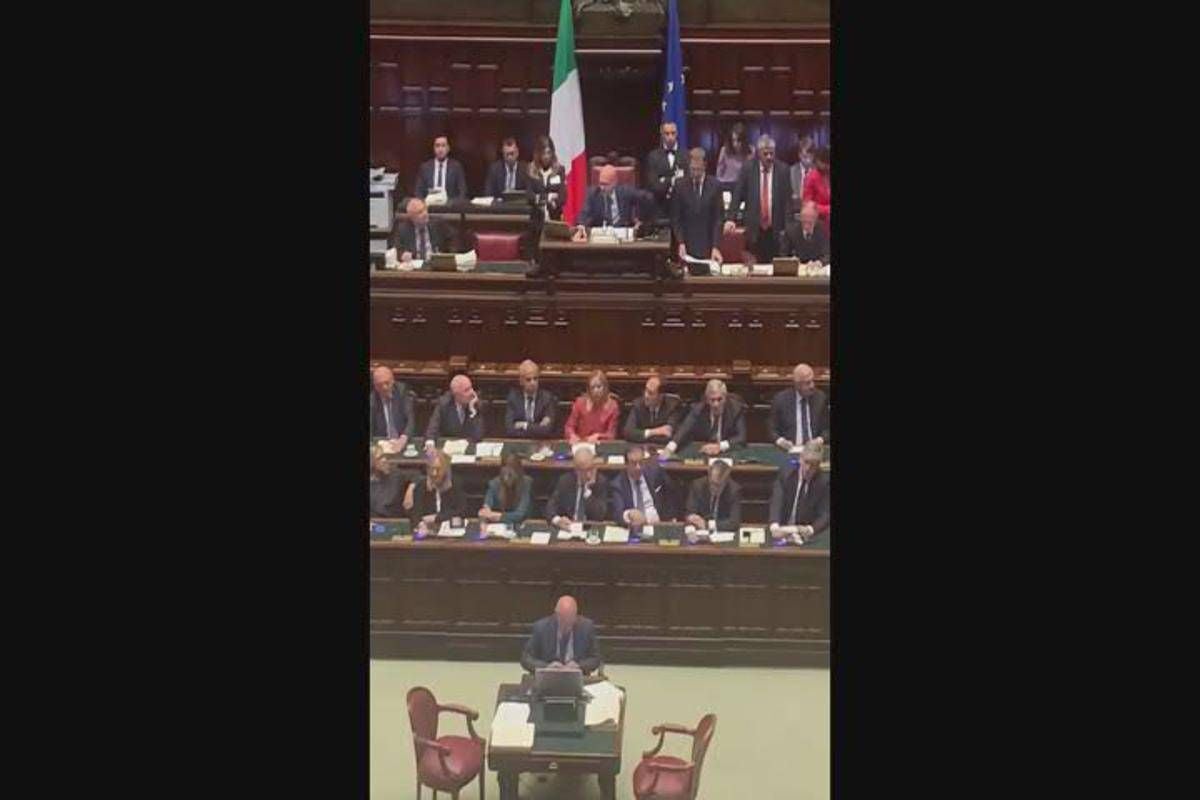 Meloni alla Camera, baciamano e pacche sulle spalle dopo il voto su Almasri -