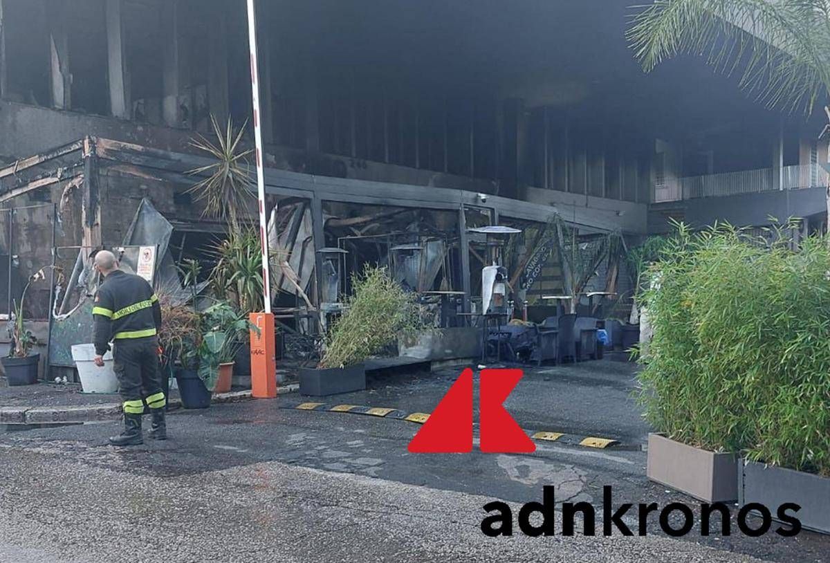 Roma, incendio nella notte a Casal Palocco: in fiamme il Fred 246 - 