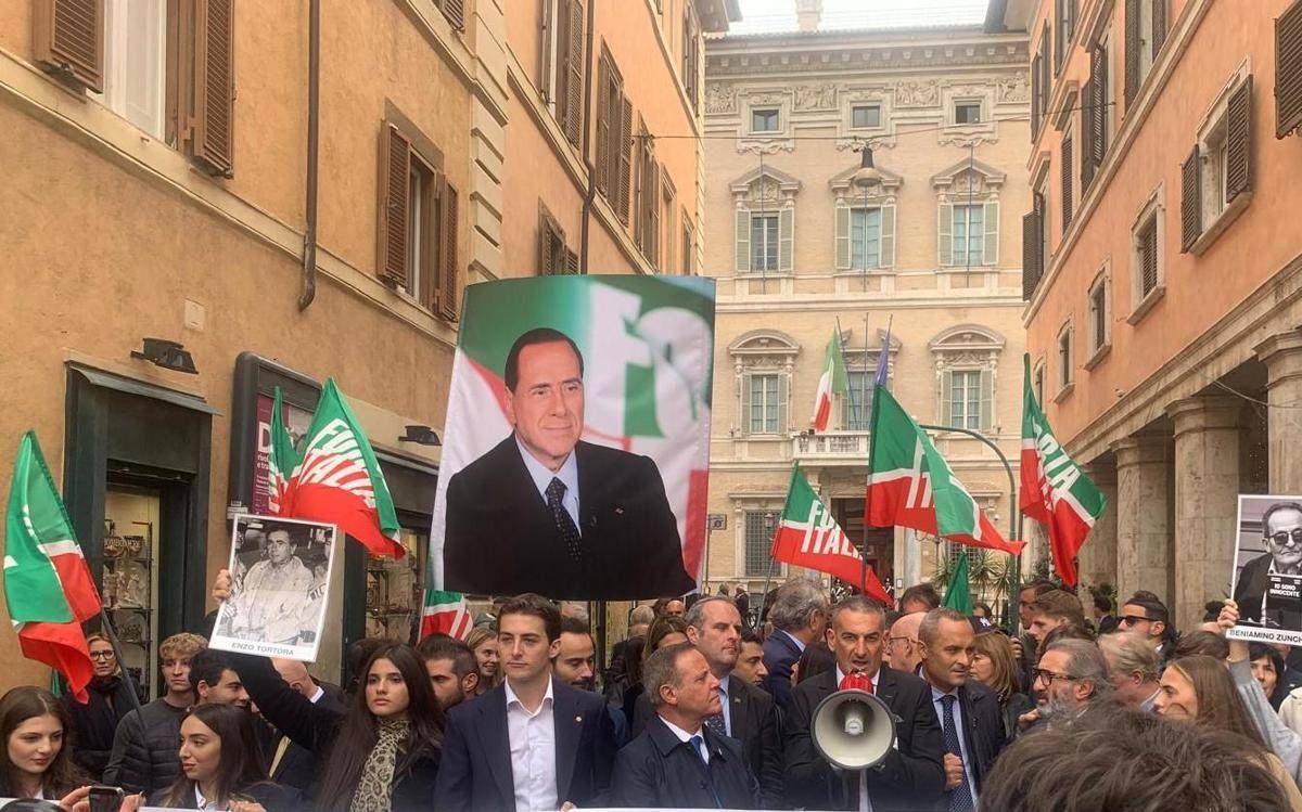 Riforma della giustizia, Forza Italia festeggia in piazza con maxi foto di Berlusconi: "Vittoria storica" -