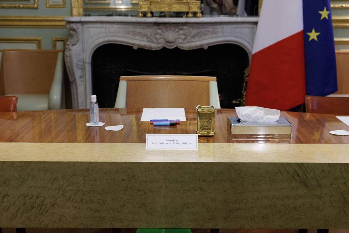Francia, tra consultazioni e dimissioni: come funziona il Paese durante la crisi politica - 