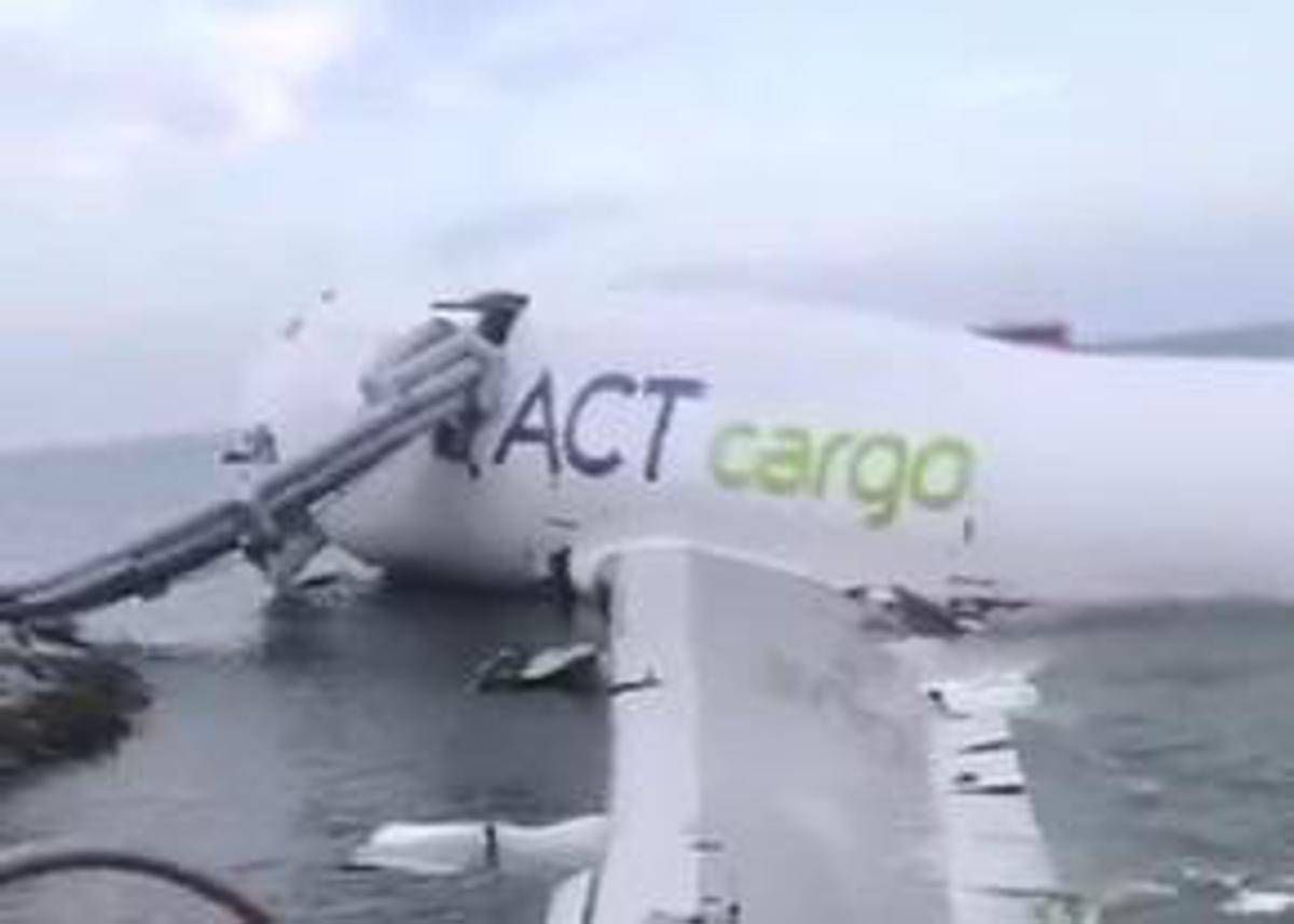 Hong Kong, aereo cargo esce di pista e finisce in mare: due morti -
