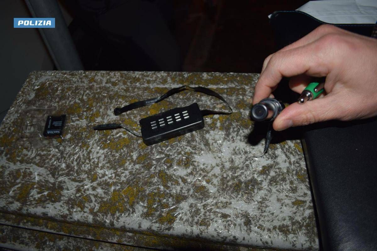 L'Aquila, spiava gli affittuari con mini webcam nascoste nei bagni: denunciato 56enne -