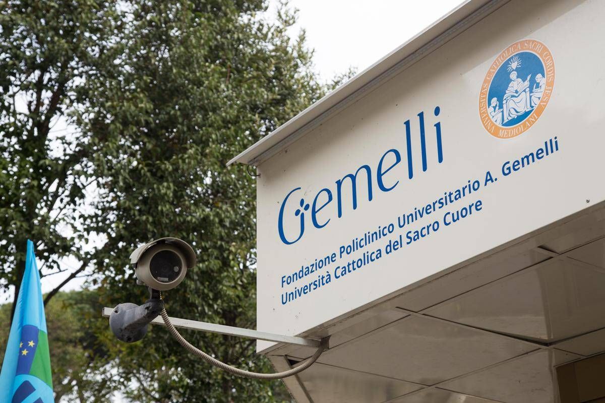Scontro tra auto e bici alle 2 del mattino, morto un 17enne a Roma - 