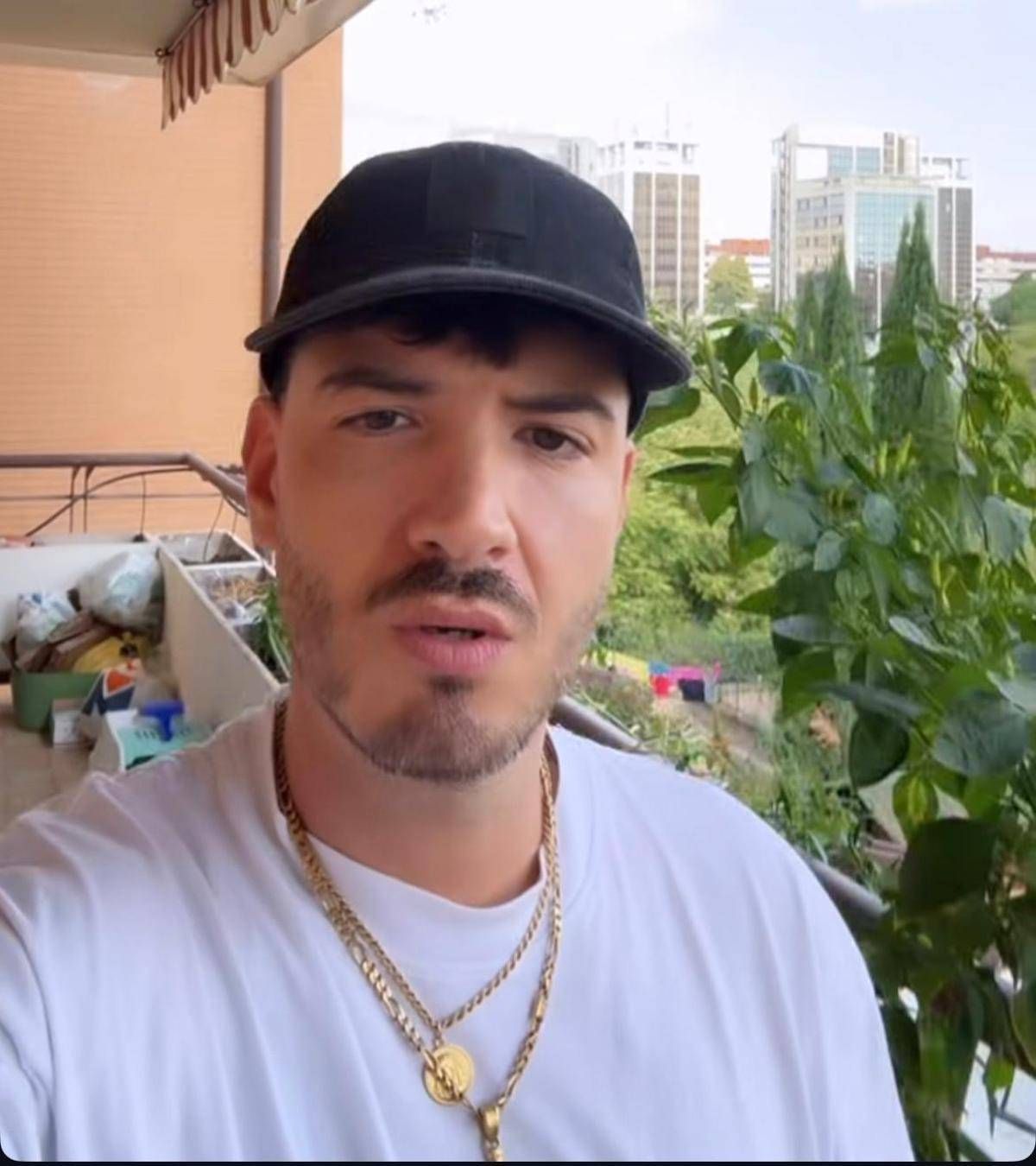 Rapper Gianni Bismark dà appuntamento in centro e ladri gli svuotano casa a Roma - 