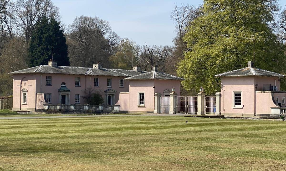 Principe Andrea, quanto paga per vivere nella Royal Lodge? Svelato il contratto - 