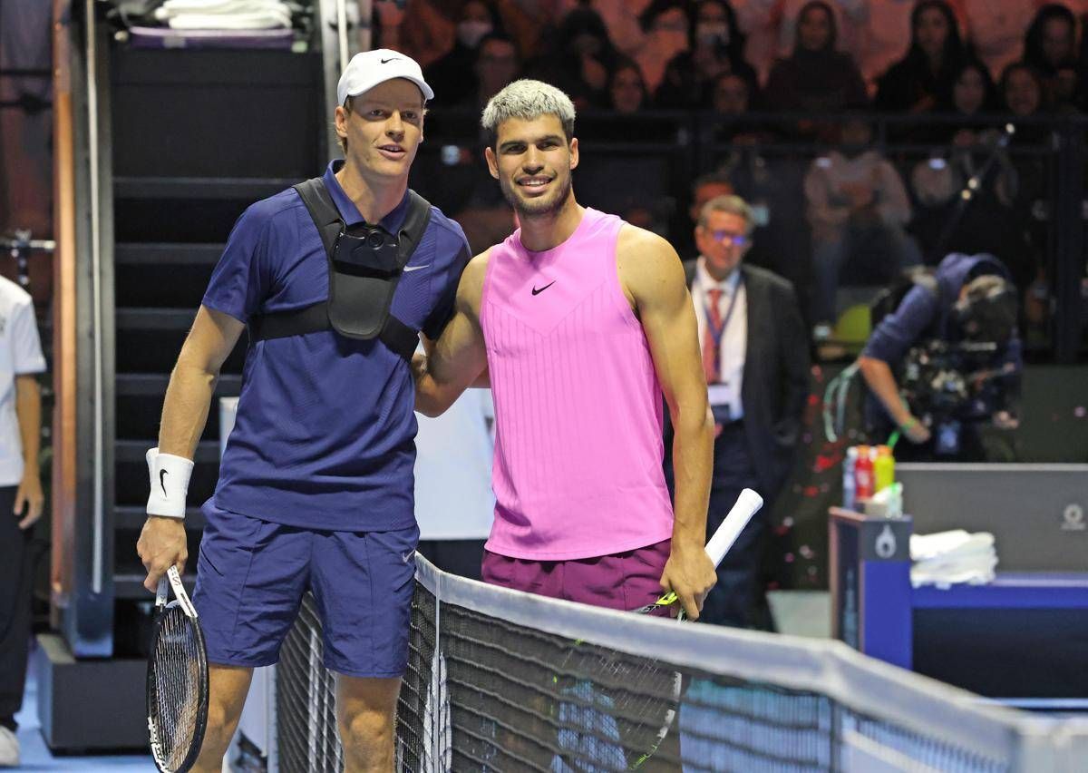 Alcaraz: "Sinner oggi ha giocato a ping pong". Jannik sorride: "Grazie, mi hai lasciato un torneo" -