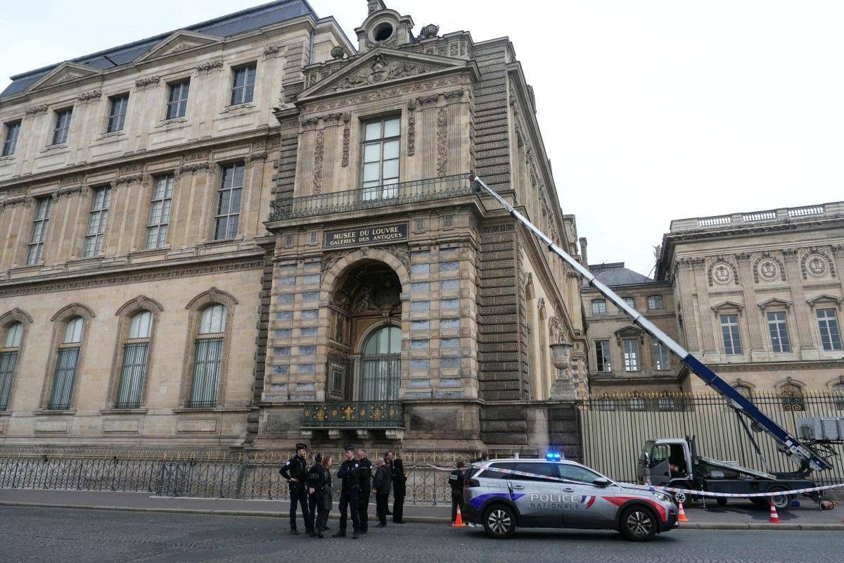 Parigi, colpo clamoroso al Louvre: rubati i gioielli di Napoleone -