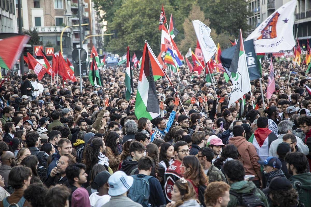 Flotilla, le proteste in Italia: cortei a Roma e Milano, tensione a Bologna - 
