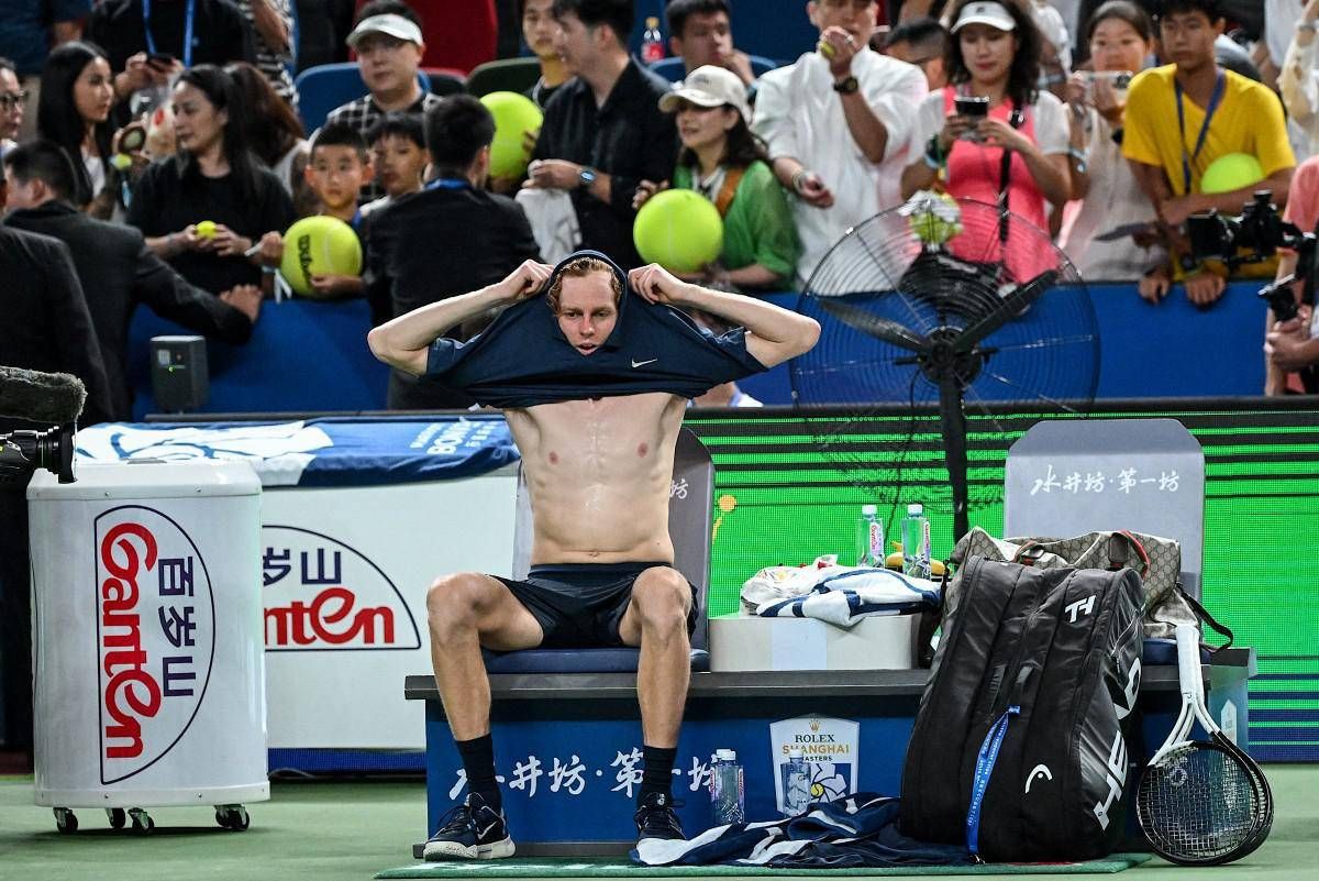 Sinner, infortunio a Shanghai? Jannik zoppica e si ferma nel match contro Griekspoor - 