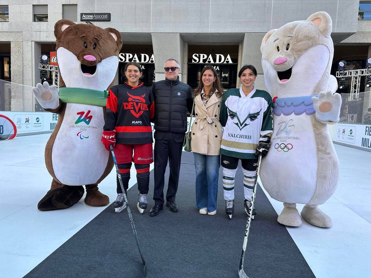 Milano, le Olimpiadi arrivano in anticipo: a due passi dal Duomo si gioca... a hockey - 