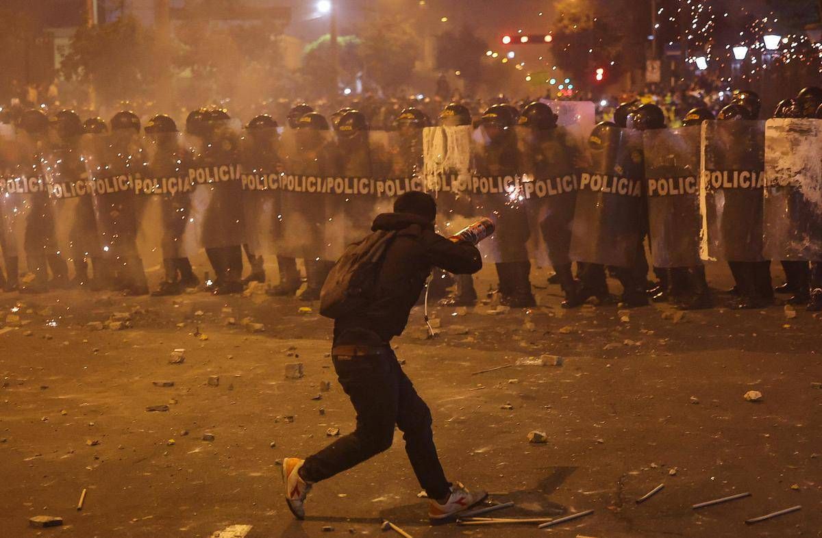 Perù, scontri a Lima dopo manifestazione contro nuovo governo: un morto e oltre 100 feriti -