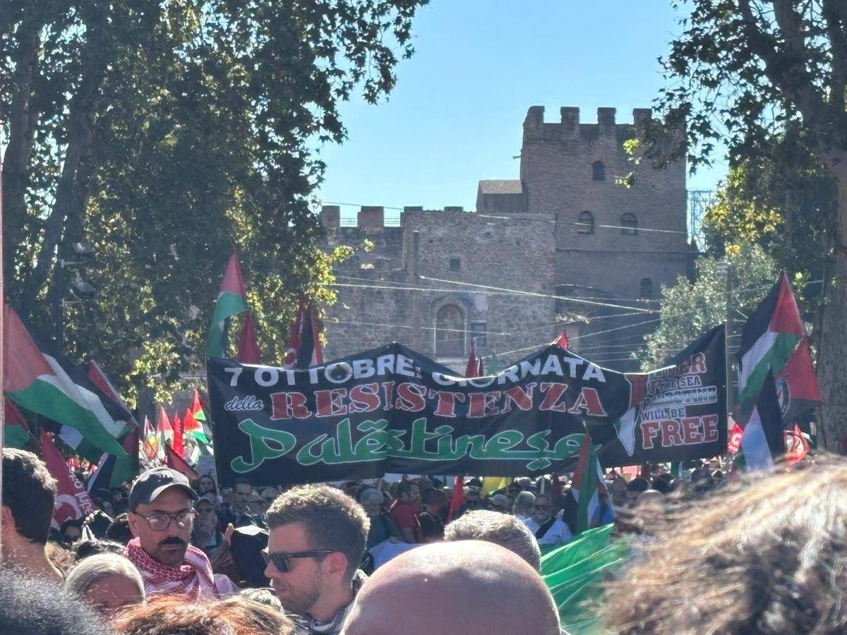 Roma, al corteo per Gaza striscione '7 ottobre giornata Resistenza palestinese' - 