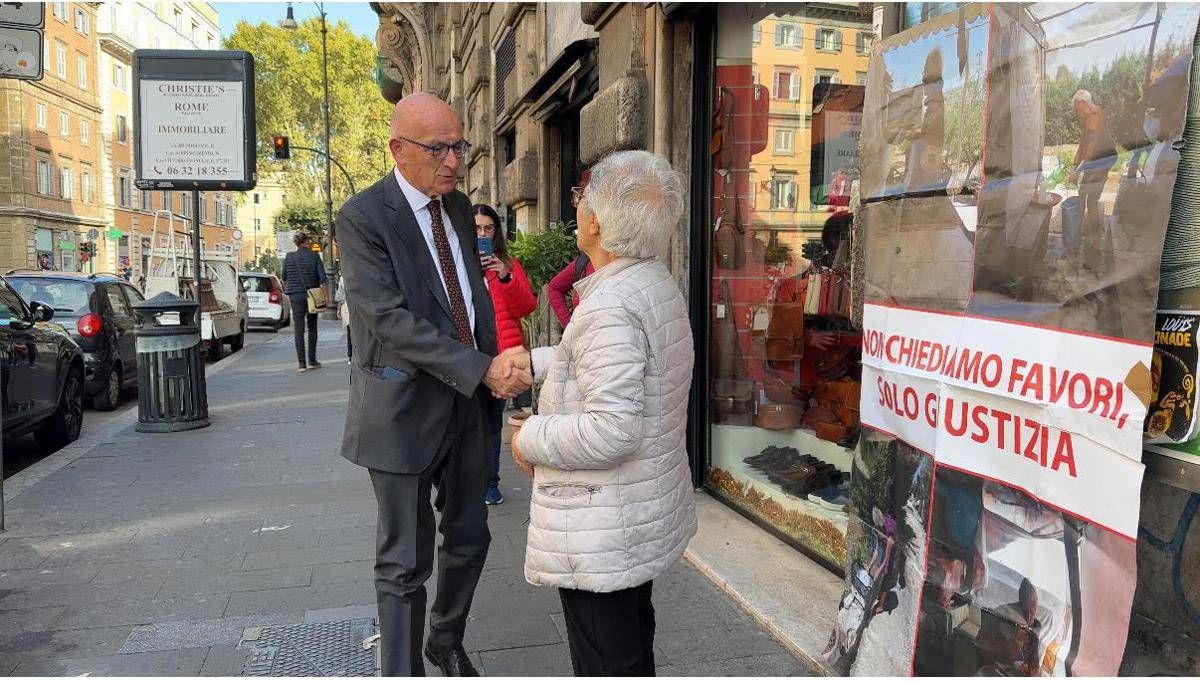 70enne sotto sfratto si 'accampa' davanti a ministero via Arenula, Sisto la incontra: "Verifiche sul caso" -