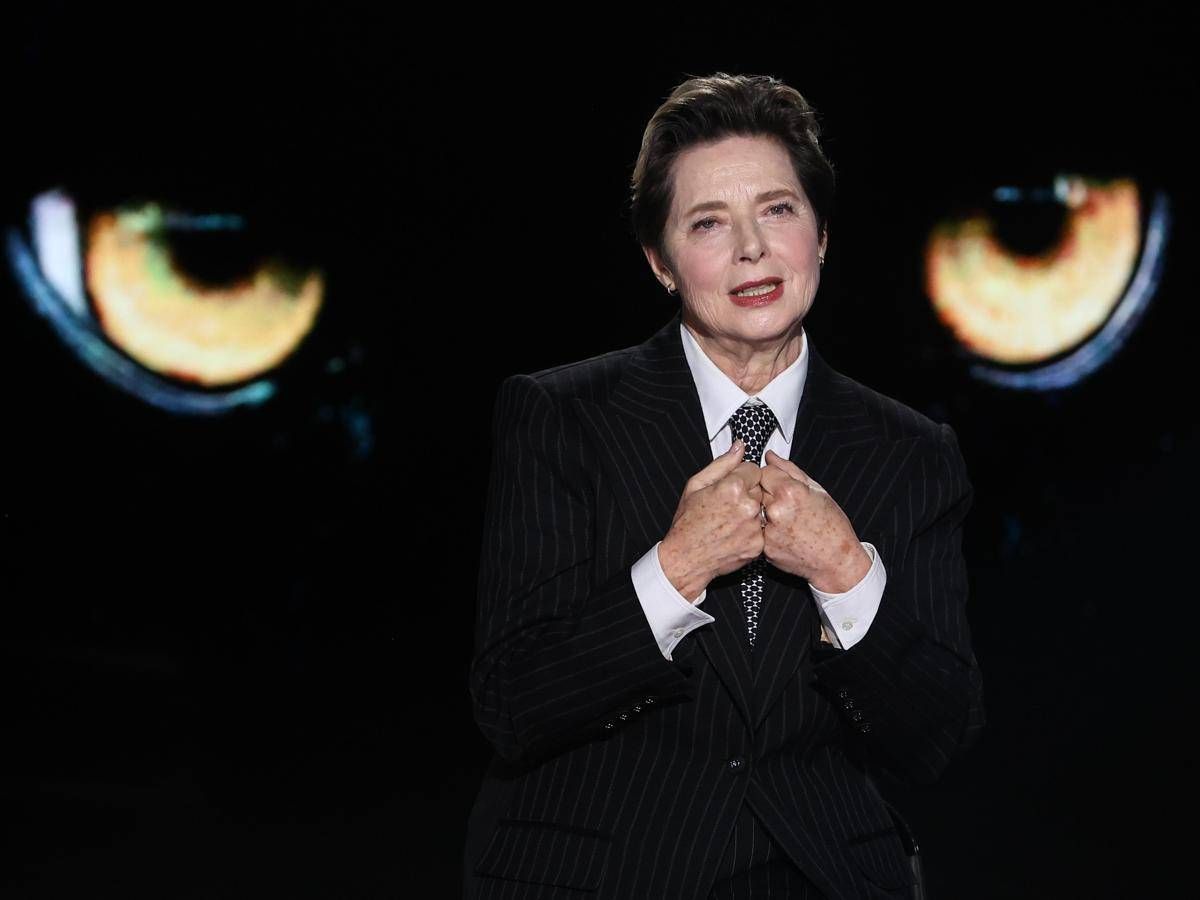 Dallo stupro subito a 16 anni fino ai debiti del padre, Isabella Rossellini si racconta a Belve -