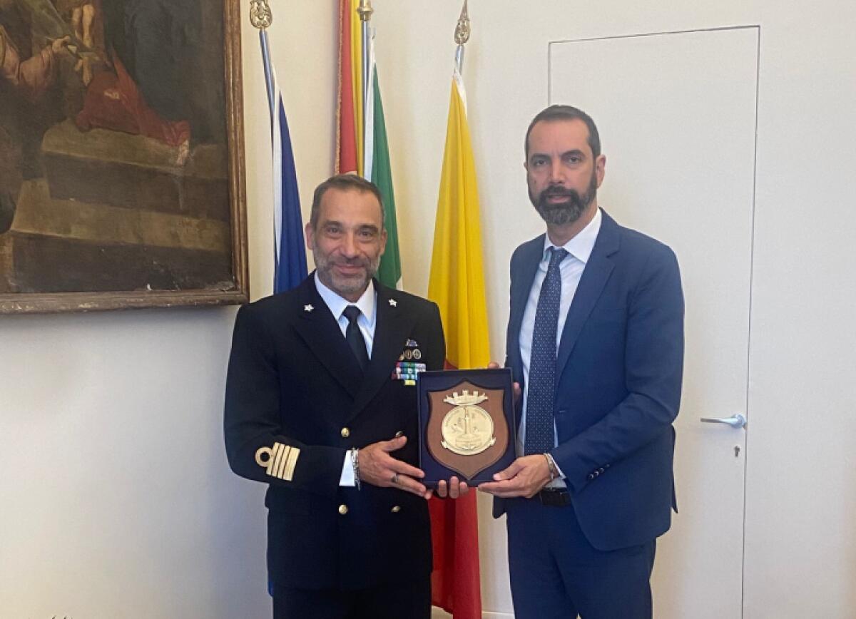 Comandante della Marina Militare dice addio al Comune di Messina | Scopri perché questa visita è più significativa di quanto pensi! -