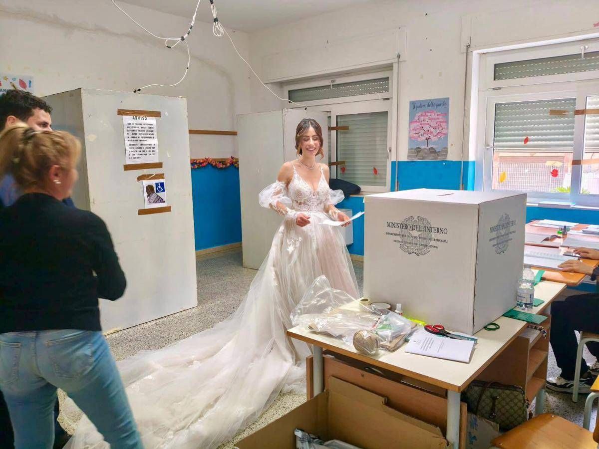 Calabria, al seggio in abito nuziale nel giorno del sì: la foto diventa virale - 