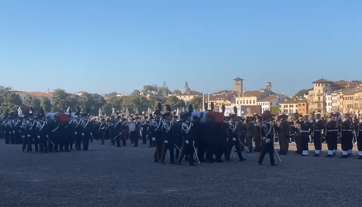 Padova, Meloni e Mattarella ai funerali di Stato dei tre carabinieri morti a Castel D'Azzano -