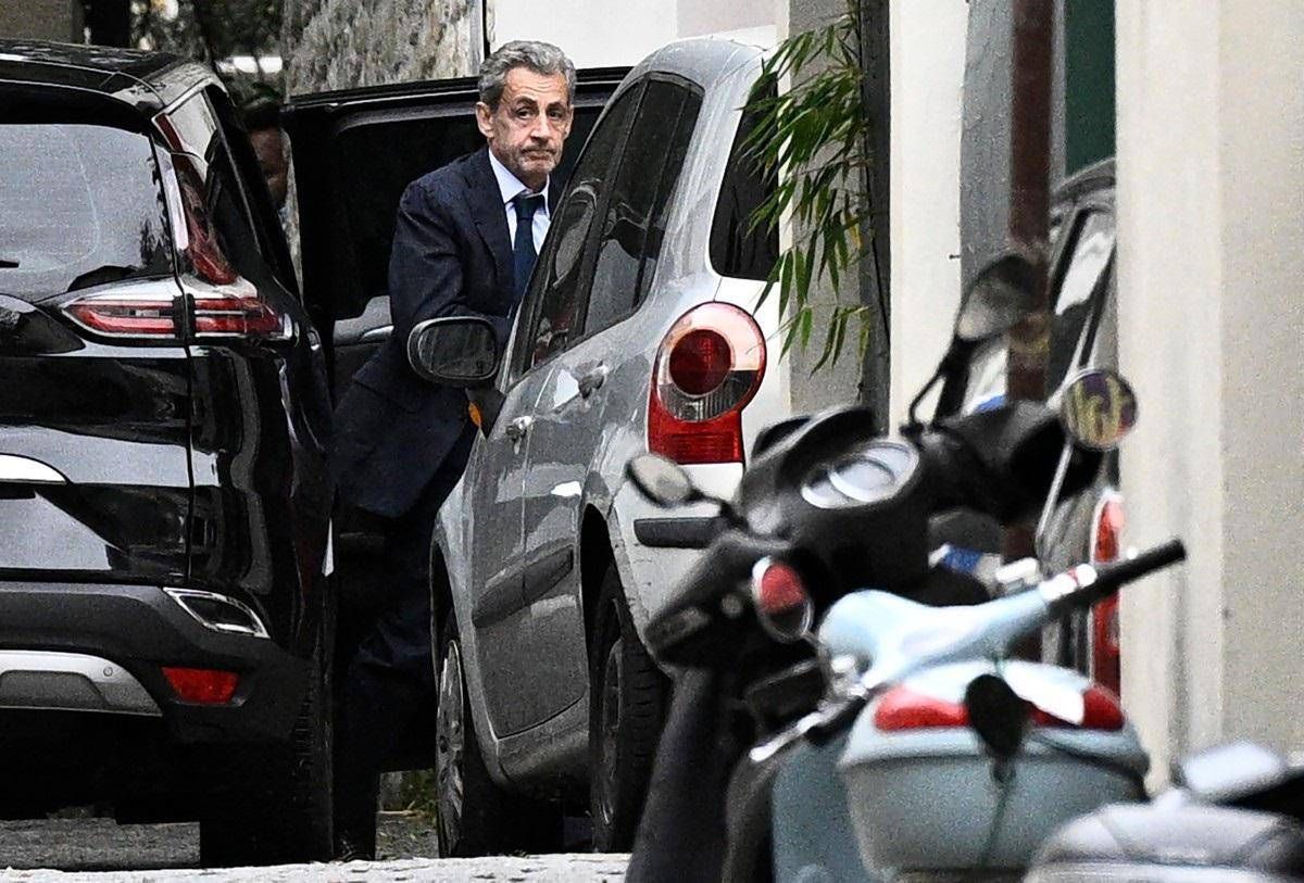 Sarkozy va in carcere, domani prima notte in cella per l'ex presidente francese -