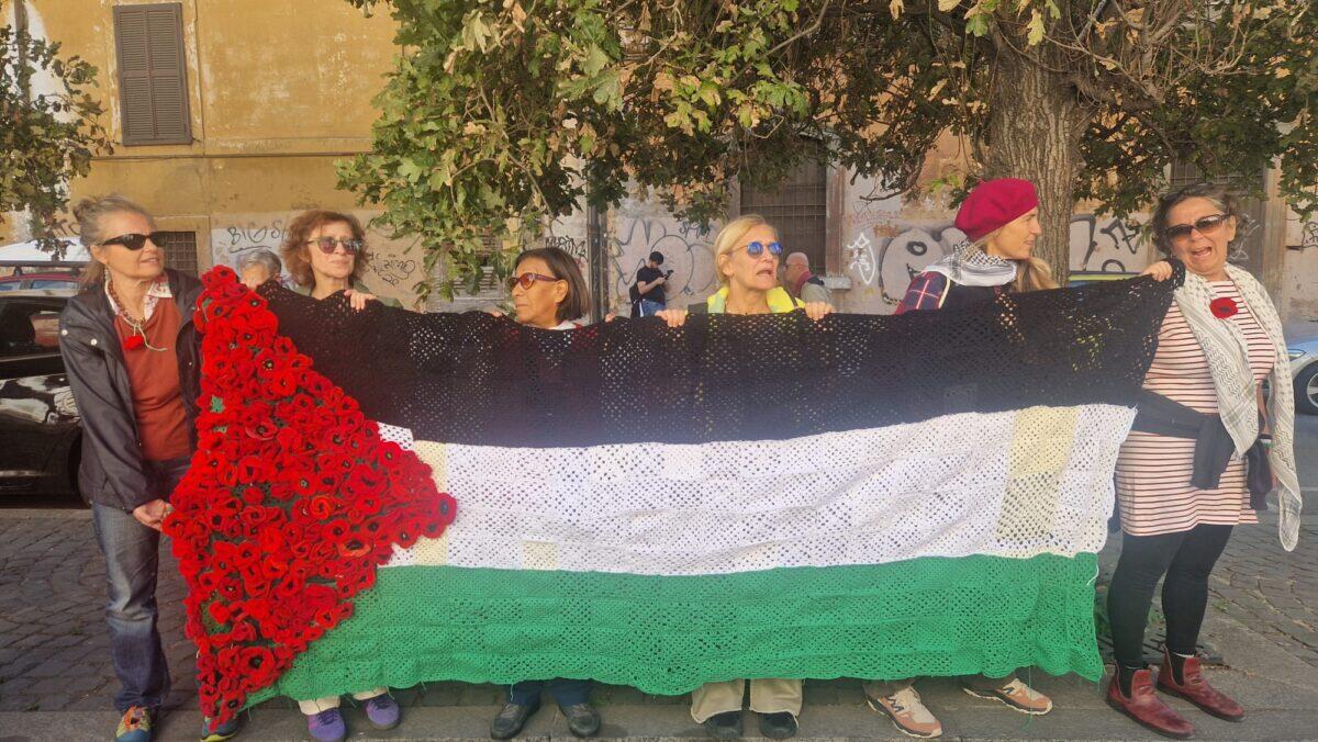 Un milione in piazza | La sorprendente bandiera all’uncinetto che ha rubato la scena al corteo pro-Palestina! - 