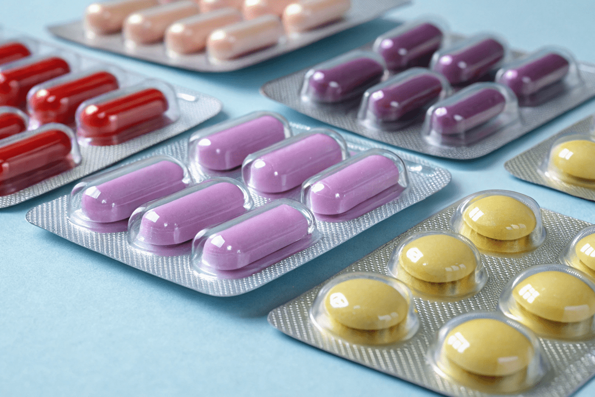 Carenza di antibiotici, lo studio: "Tra le cause aumento costi produzione e calo prezzi" -