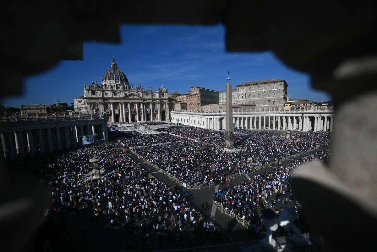 Il Papa proclama sette nuovi santi e lancia ancora un appello: "Pace in Terra Santa, Ucraina, e negli altri luoghi di guerra" -