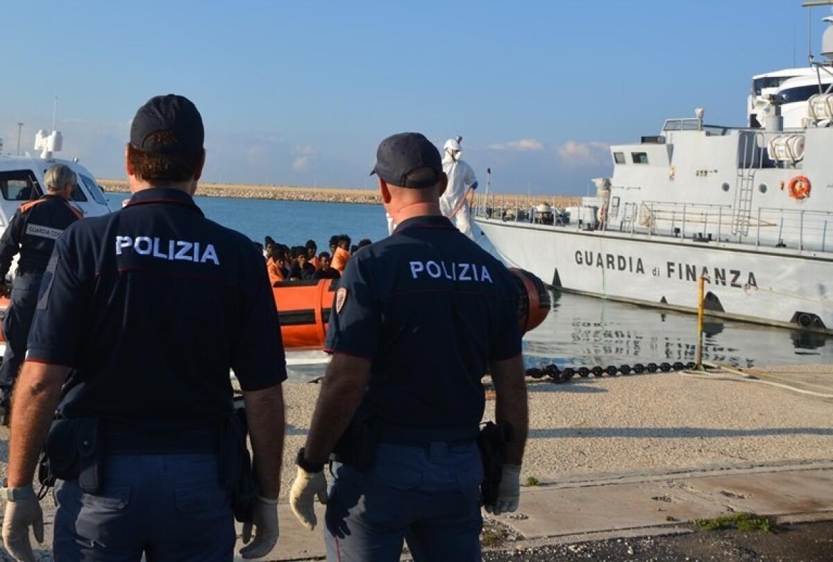 Scafisti arrestati a Ragusa | La Polizia svela un mistero tra immigrazione clandestina e realtĂ inaspettate! -