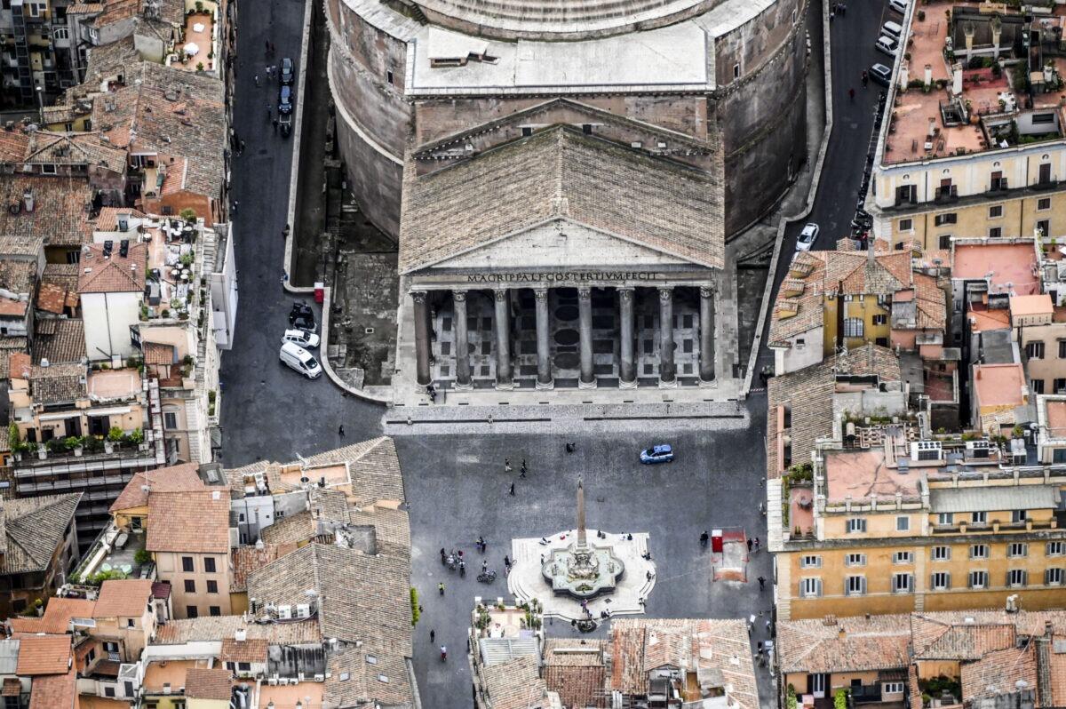 Turista giapponese si schianta dal Pantheon | Ecco cosa non ti hanno mai detto sulla sicurezza dei monumenti! -