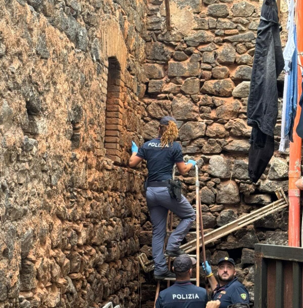 Polizia di Catania smantella una 'drug room' segreta | Scopri cosa hanno trovato al suo interno!