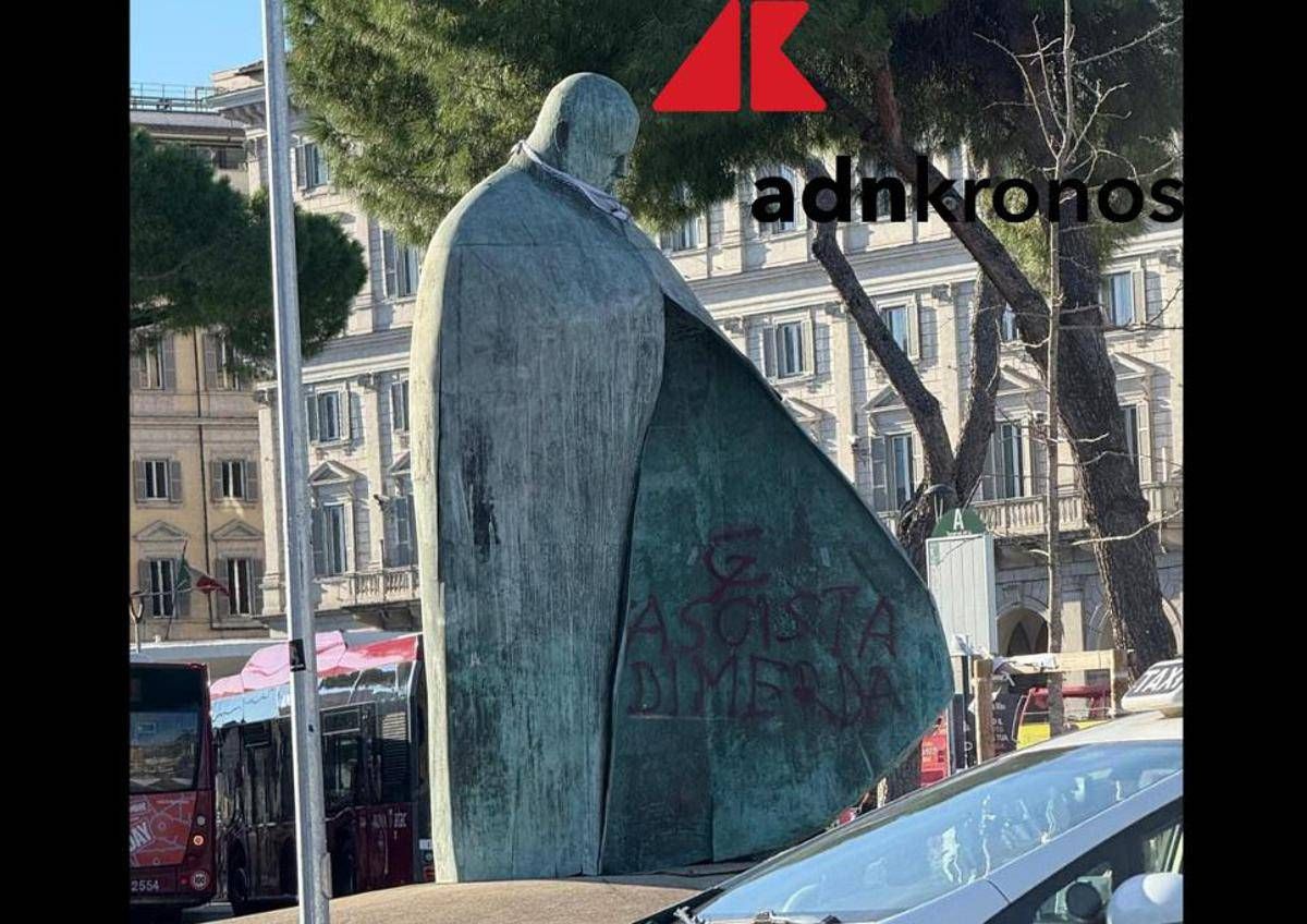 Roma, imbrattata la statua di Papa Giovanni Paolo II con falce e martello e la scritta 'fascista' - 