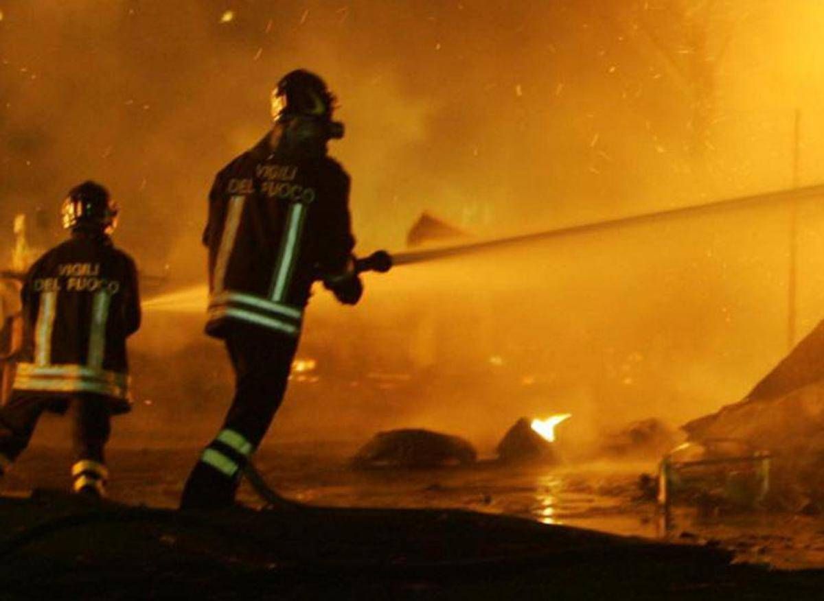 Napoli, vasto incendio a Ponticelli. Il Comune: "Tenere chiuse porte e finestre" -