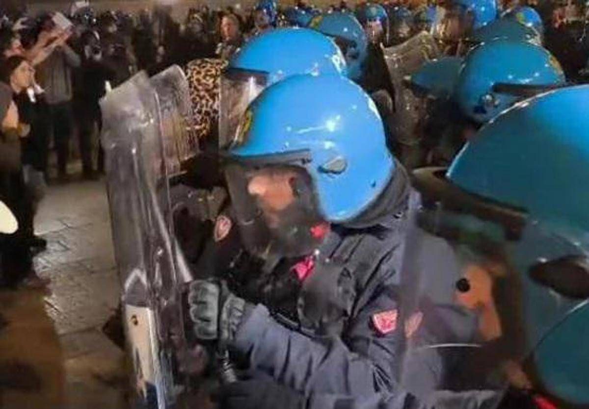 Udine, manifestanti sfondano barriere di sicurezza al corteo pro-Pal: lacrimogeni da agenti -