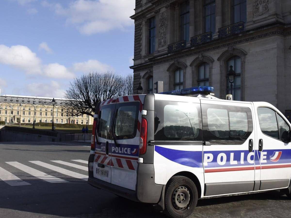 Parigi, colpo al Museo del Louvre: rubati gioielli in pieno giorno -