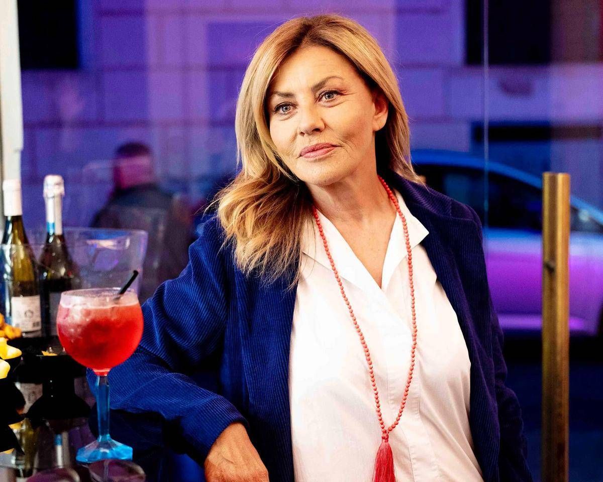 Eva Grimaldi a La volta buona: "Ho rischiato la vita per rifare il seno" -