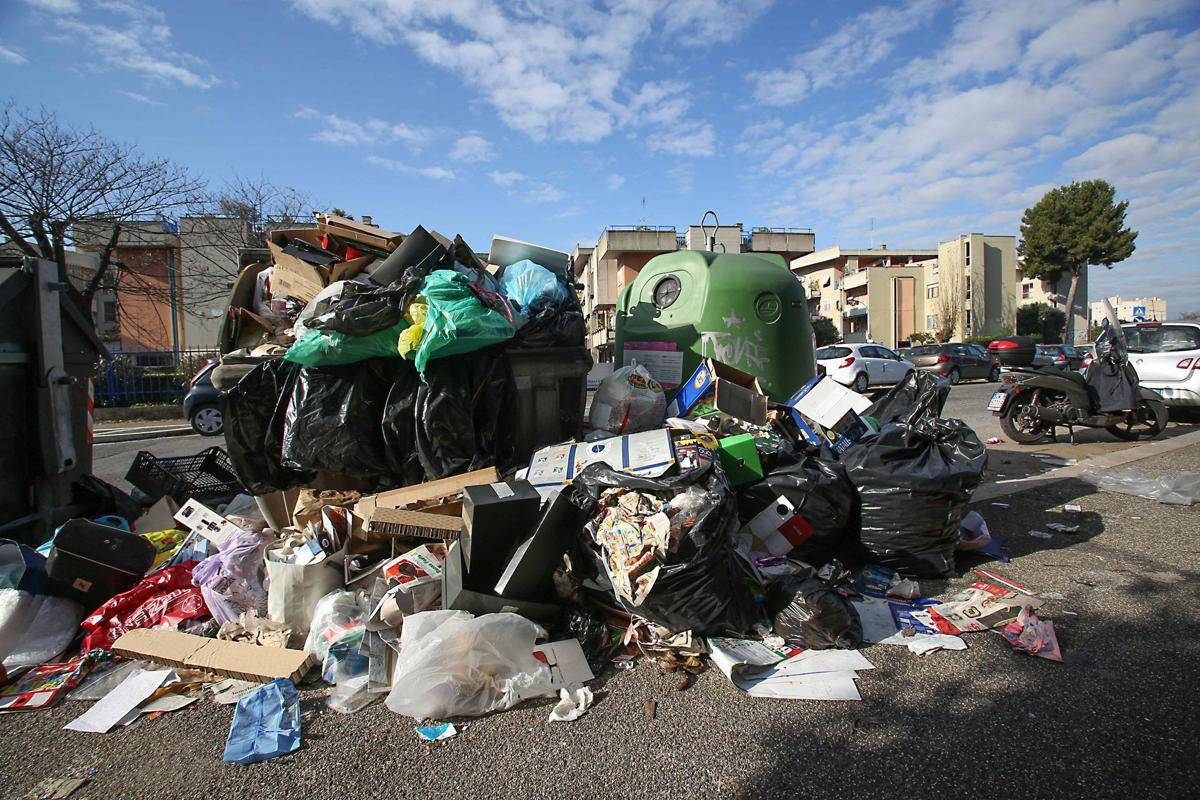 Raccolta differenziata, dove si gettano scarpe e spazzolino elettrico? Gli errori più comuni -