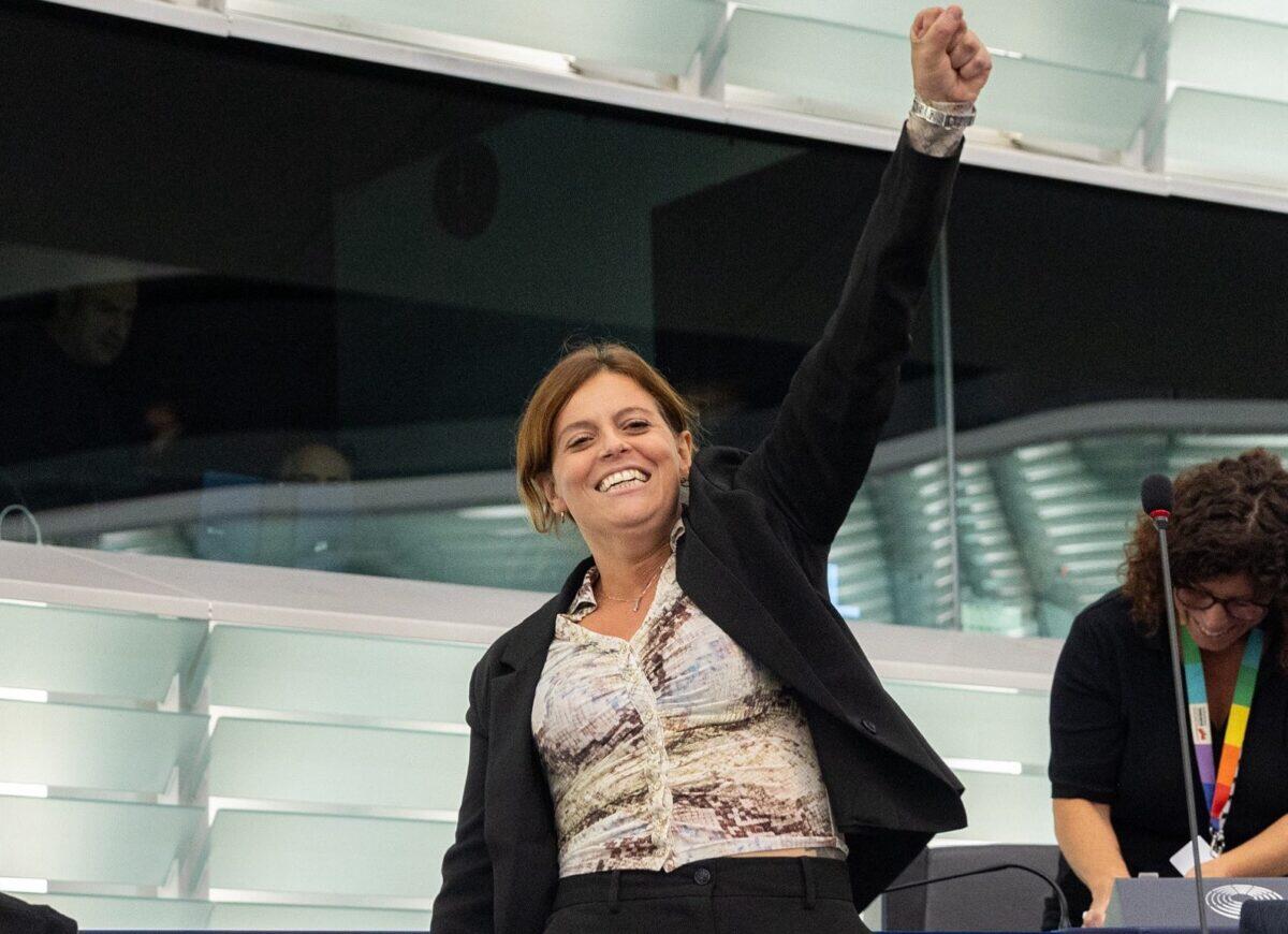 Ilaria Salis si salva per un voto | Gli italiani divisi sul segreto del Parlamento europeo! - 