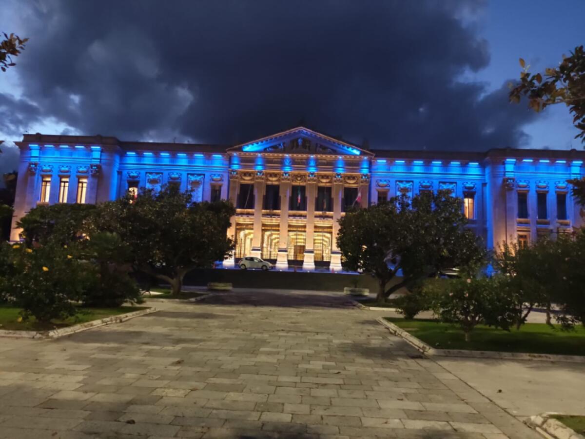 Comune di Messina illumina Palazzo Zanca di turchese | Scopri perché questo gesto potrebbe cambiare tutto! - 