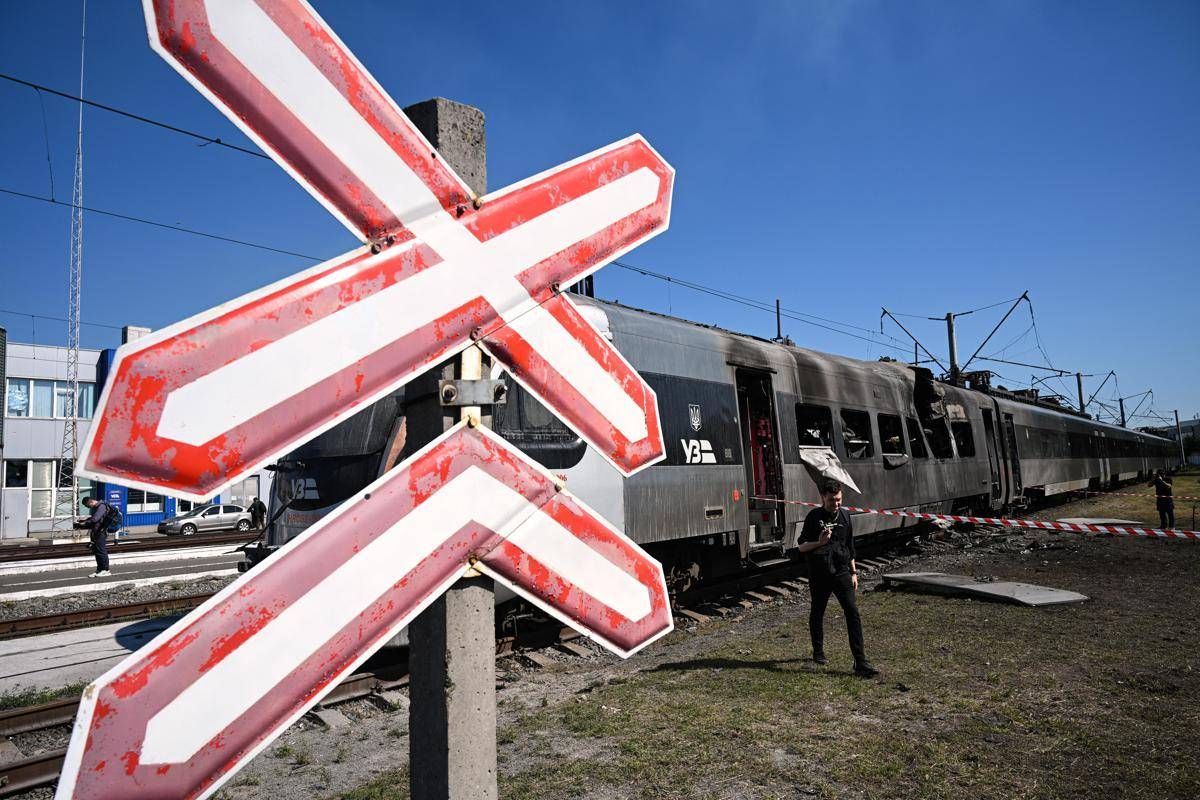 Ucraina, Zelensky: "Attacco con drone russo su una stazione a Sumy, almeno 30 feriti". Blackout nella regione - 